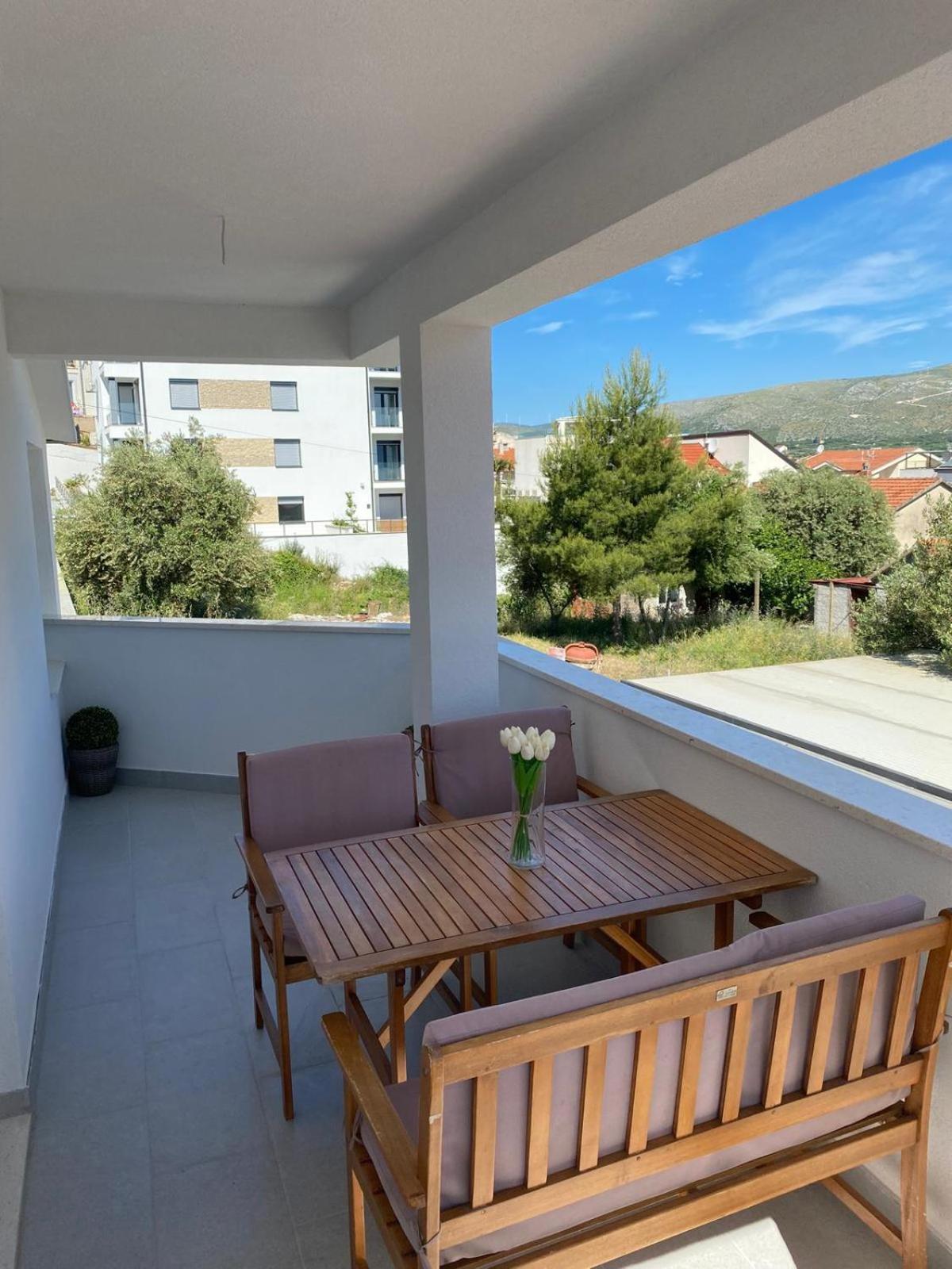 Apartments Paola Трогир Екстериор снимка