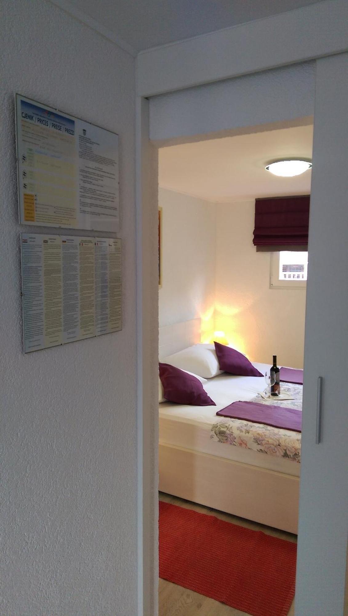 Apartments Paola Трогир Стая снимка